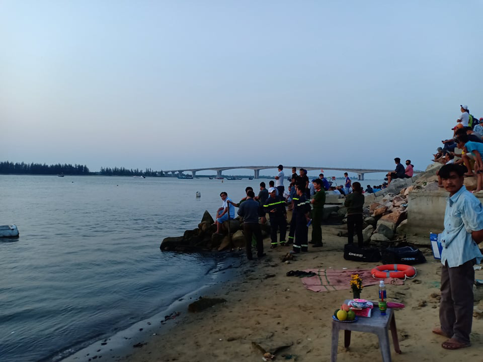 Vụ lật thuyền 5 người mất t&iacute;ch: B&iacute; thư, chủ tịch Quảng Nam tới hiện trường - Ảnh 12.