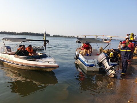 Vụ lật thuyền 5 người mất t&iacute;ch: B&iacute; thư, chủ tịch Quảng Nam tới hiện trường - Ảnh 13.