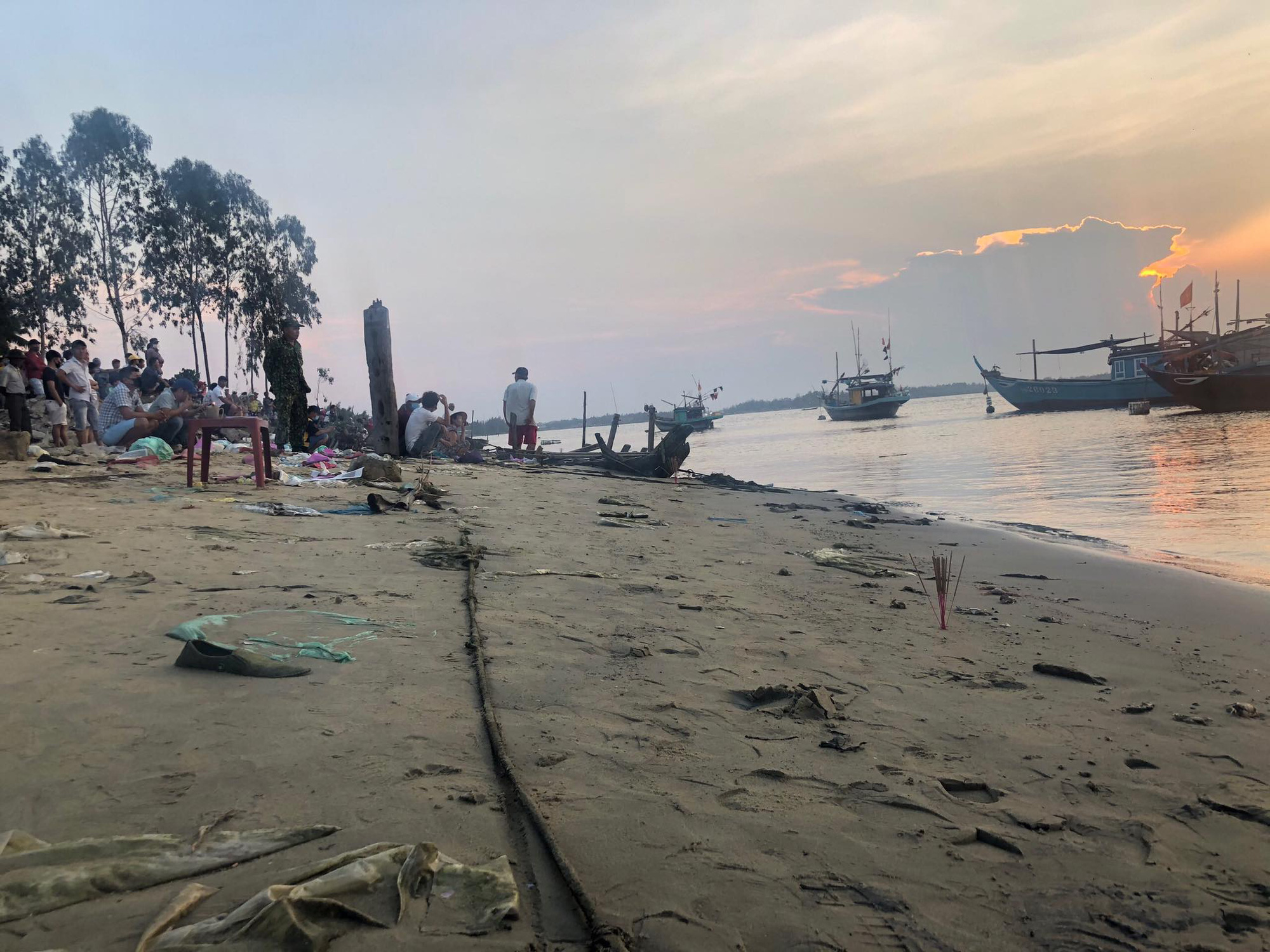 Vụ lật thuyền 5 người mất t&iacute;ch: B&iacute; thư, chủ tịch Quảng Nam tới hiện trường - Ảnh 8.