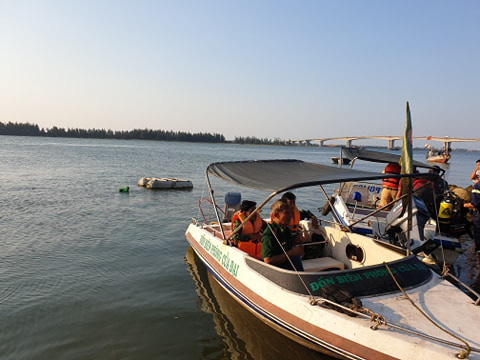 Vụ lật thuyền 5 người mất t&iacute;ch: B&iacute; thư, chủ tịch Quảng Nam tới hiện trường - Ảnh 14.