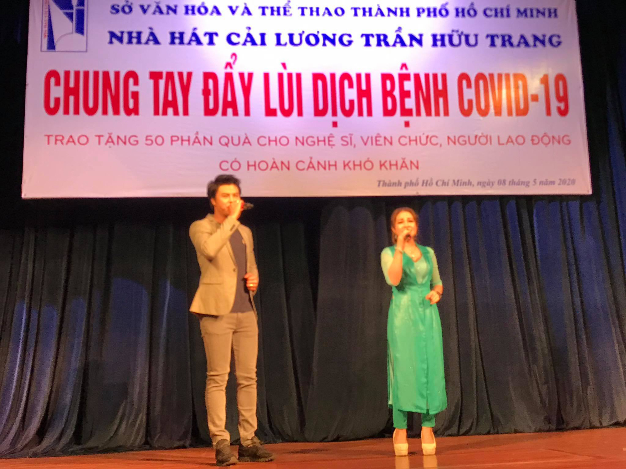 Nghệ sĩ V&otilde; Minh L&acirc;m x&uacute;c động trao qu&agrave; c&ocirc;ng nh&acirc;n s&acirc;n khấu tại Nh&agrave; h&aacute;t Trần Hữu Trang - Ảnh 3.