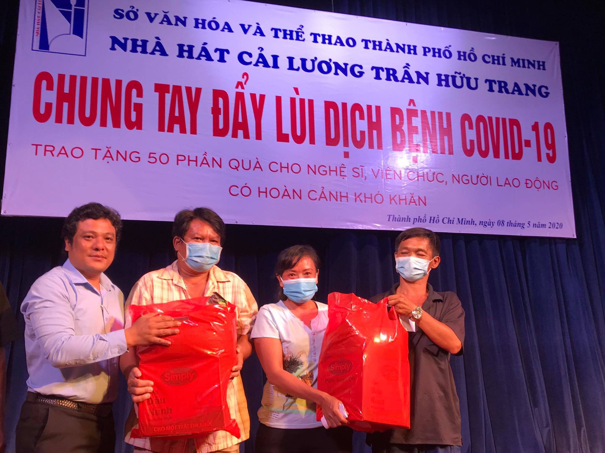 Nghệ sĩ V&otilde; Minh L&acirc;m x&uacute;c động trao qu&agrave; c&ocirc;ng nh&acirc;n s&acirc;n khấu tại Nh&agrave; h&aacute;t Trần Hữu Trang - Ảnh 4.