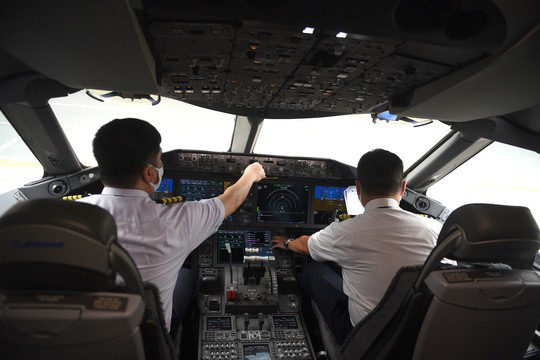 Cận cảnh chuyến bay đầu tiên từ Mỹ hạ cánh xuống Vân Đồn đưa 343 người Việt về nước - Ảnh 3.