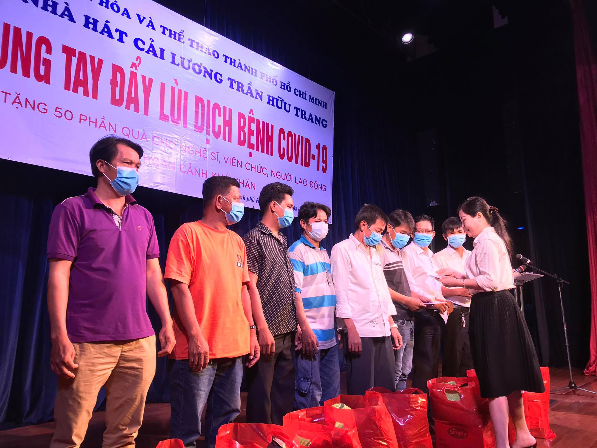 Nghệ sĩ V&otilde; Minh L&acirc;m x&uacute;c động trao qu&agrave; c&ocirc;ng nh&acirc;n s&acirc;n khấu tại Nh&agrave; h&aacute;t Trần Hữu Trang - Ảnh 2.