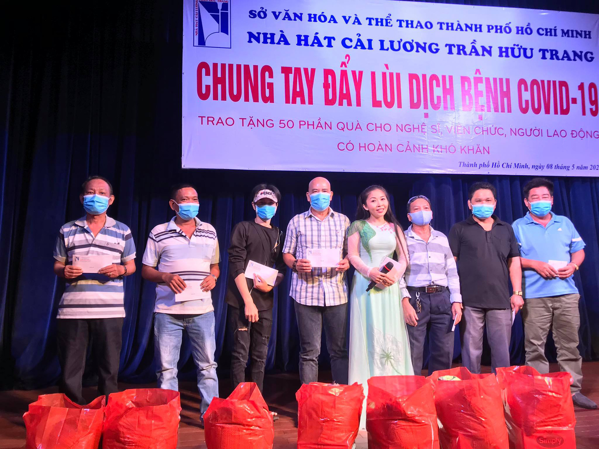 Nghệ sĩ V&otilde; Minh L&acirc;m x&uacute;c động trao qu&agrave; c&ocirc;ng nh&acirc;n s&acirc;n khấu tại Nh&agrave; h&aacute;t Trần Hữu Trang - Ảnh 5.