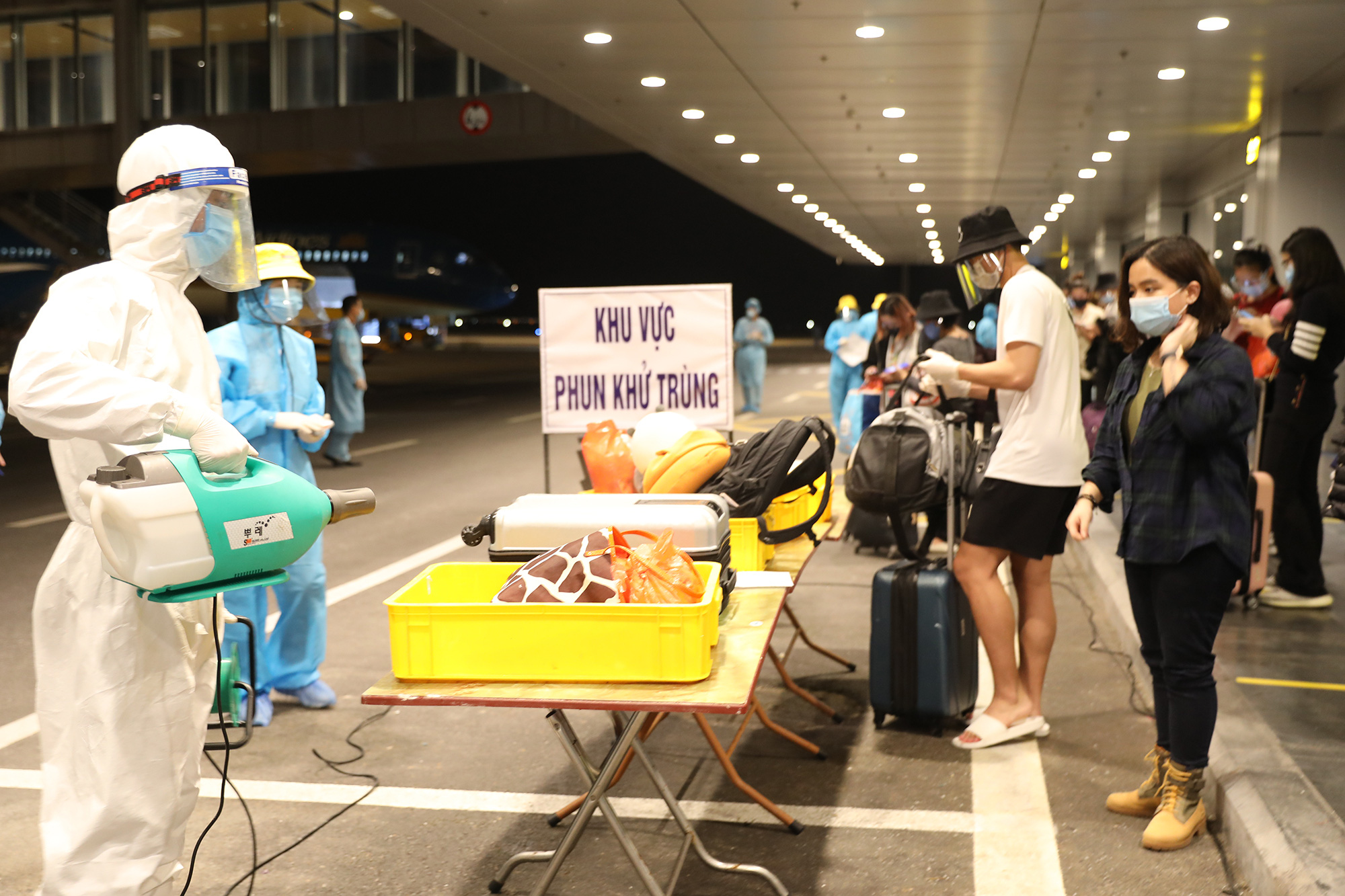 Cận cảnh chuyến bay đầu tiên từ Mỹ hạ cánh xuống Vân Đồn đưa 343 người Việt về nước - Ảnh 32.