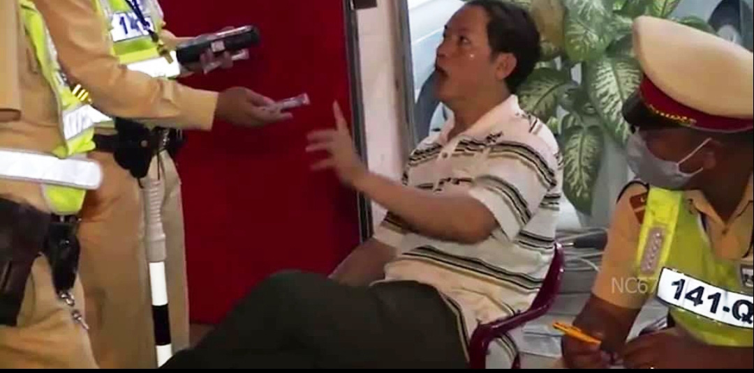 Quảng Bình: Một cán bộ thuế có nồng độ cồn vượt mức cho phép còn thách thức công an - Ảnh 2.