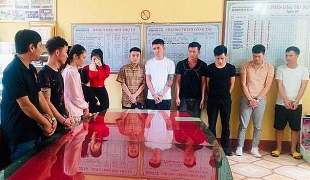 Bắt 13 nam, nữ thanh niên đang "bay lắc" ma túy trong quán karaoke