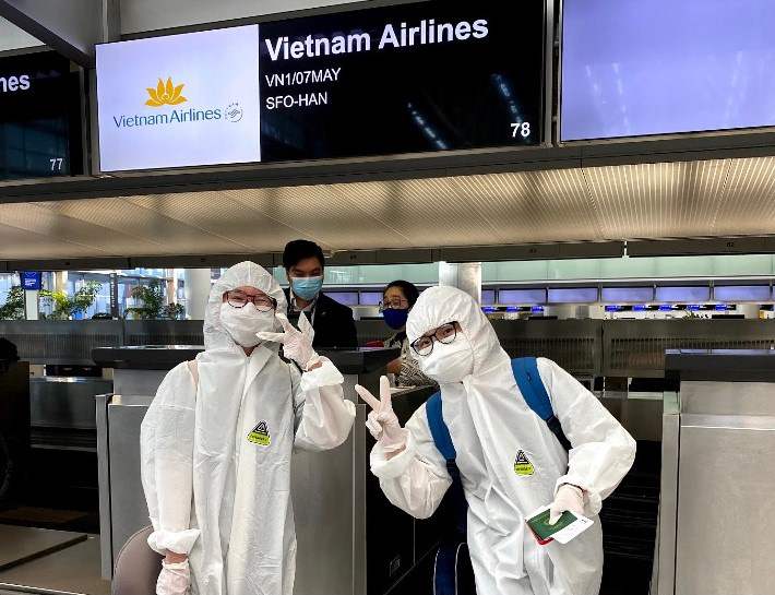 Đằng sau chuyến bay đầu tiên từ Mỹ đưa 343 người Việt về nước - Ảnh 7.