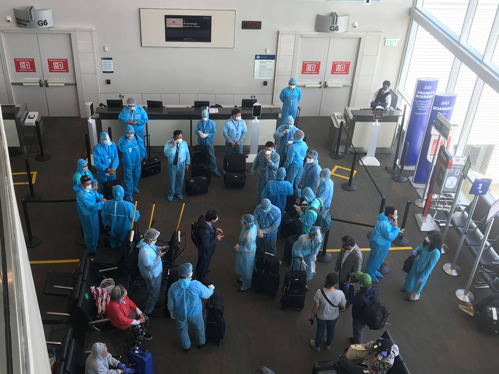 Đằng sau chuyến bay đầu tiên từ Mỹ đưa 343 người Việt về nước - Ảnh 28.