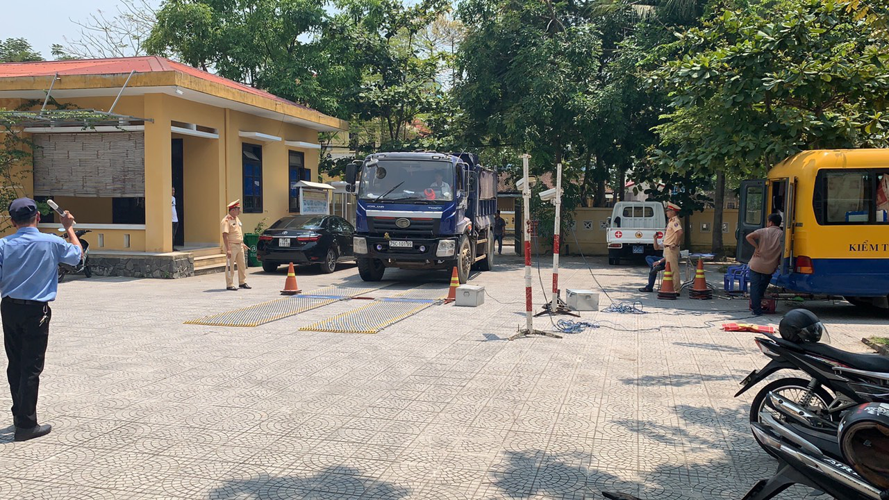 Chở cát lậu còn quá tải trọng xe