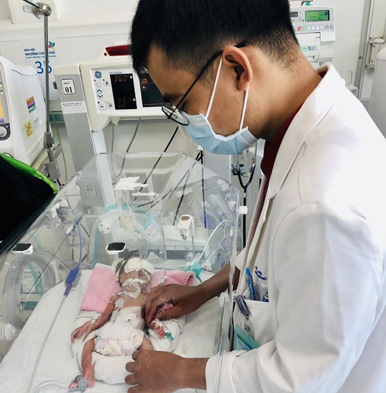 Bé gái 29 tuần tuổi vừa chào đời đã đưa đi mổ khẩn