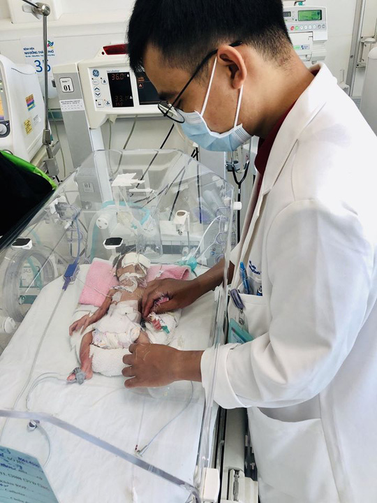 Bé gái 29 tuần tuổi vừa chào đời đã đưa đi mổ khẩn - Ảnh 1.