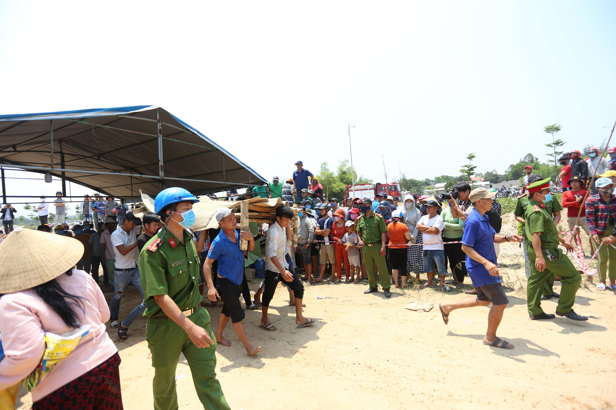 Lật thuyền 5 người mất t&iacute;ch tr&ecirc;n s&ocirc;ng Thu Bồn: T&igrave;m thấy thi thể 3 nạn nh&acirc;n - Ảnh 1.