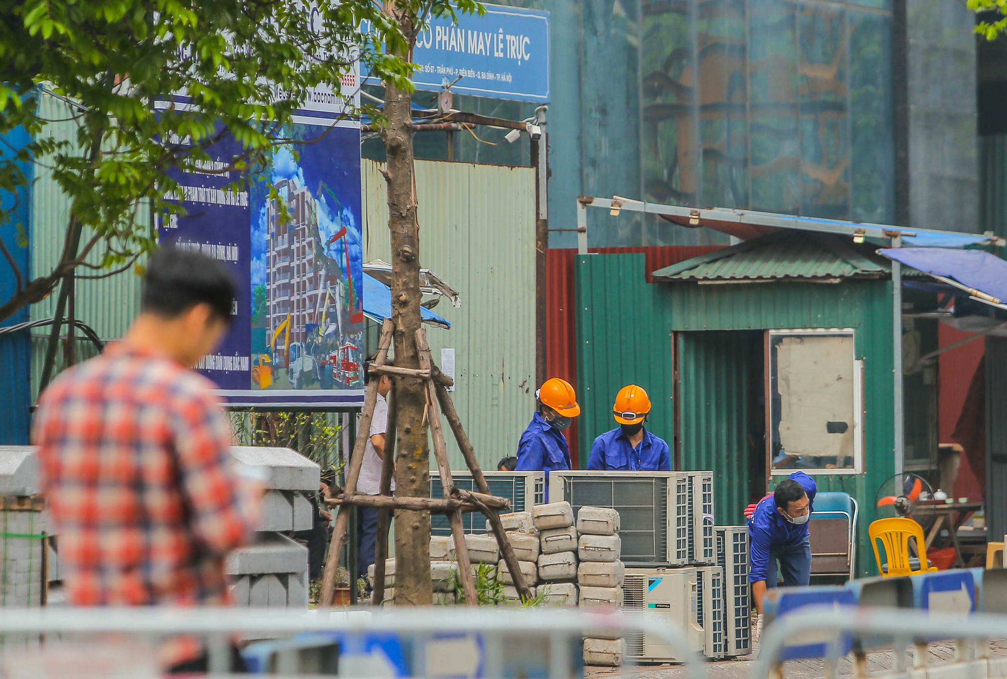 CLIP: Cận cảnh lập rào chắn, di chuyển đồ đạc để phá dỡ phần sai phạm toà nhà 8B Lê Trực - Ảnh 15.