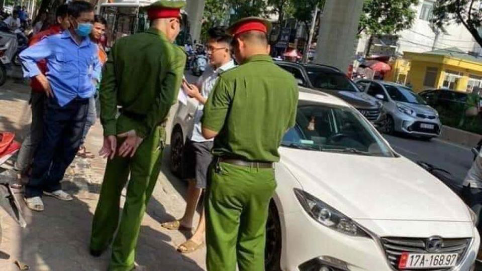 Tài xế điều khiển xe hất cảnh sát lên nắp capo, bỏ chạy 1 km