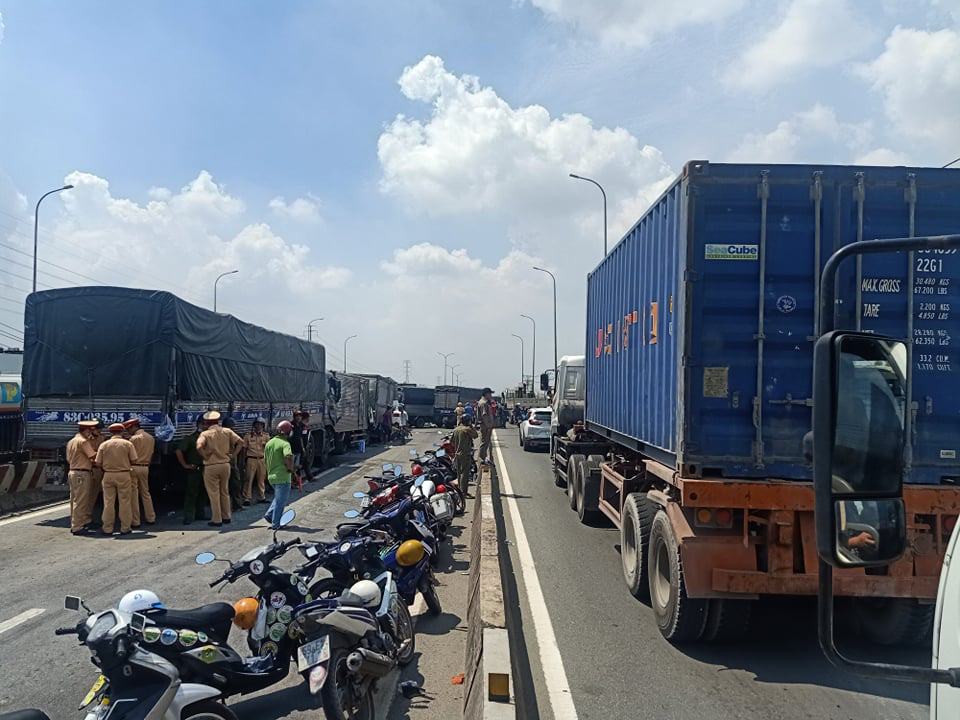 TP HCM: 11 ôtô tông nhau trên cầu, giao thông rối loạn