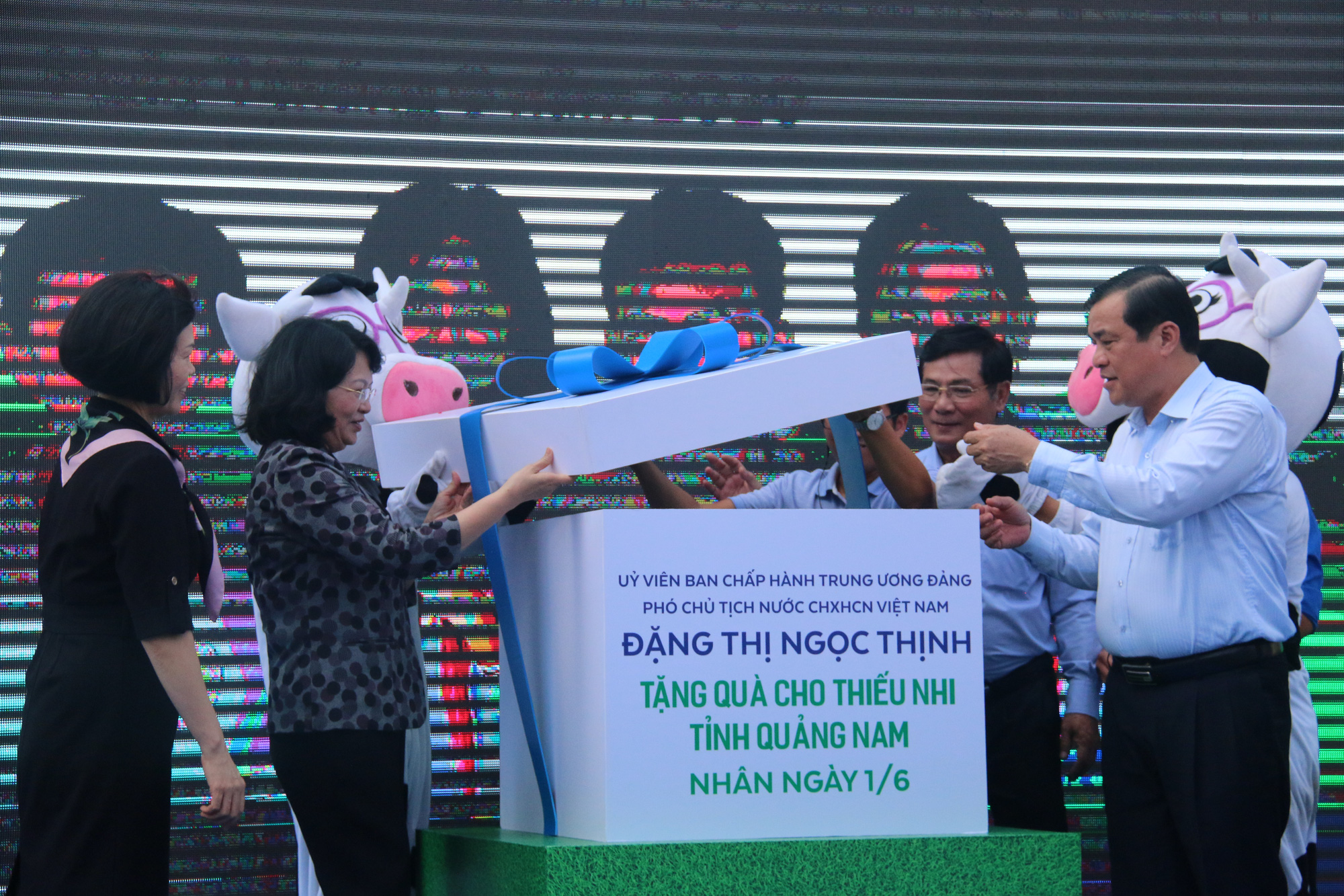 Phó Chủ tịch nước đem niềm vui cho trẻ em Quảng Nam nhân ngày Tết thiếu nhi - Ảnh 1.