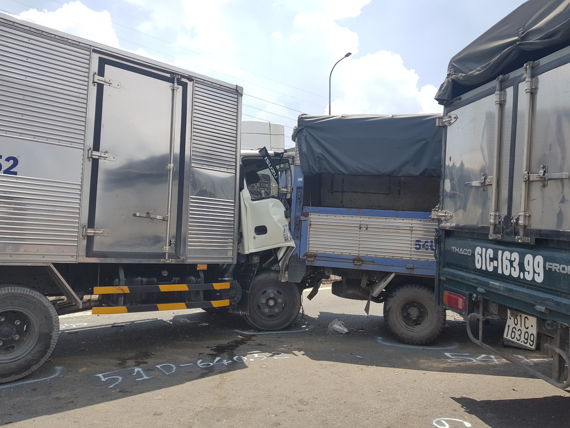 TP HCM: 11 &ocirc;t&ocirc; t&ocirc;ng nhau tr&ecirc;n cầu, giao th&ocirc;ng rối loạn - Ảnh 2.