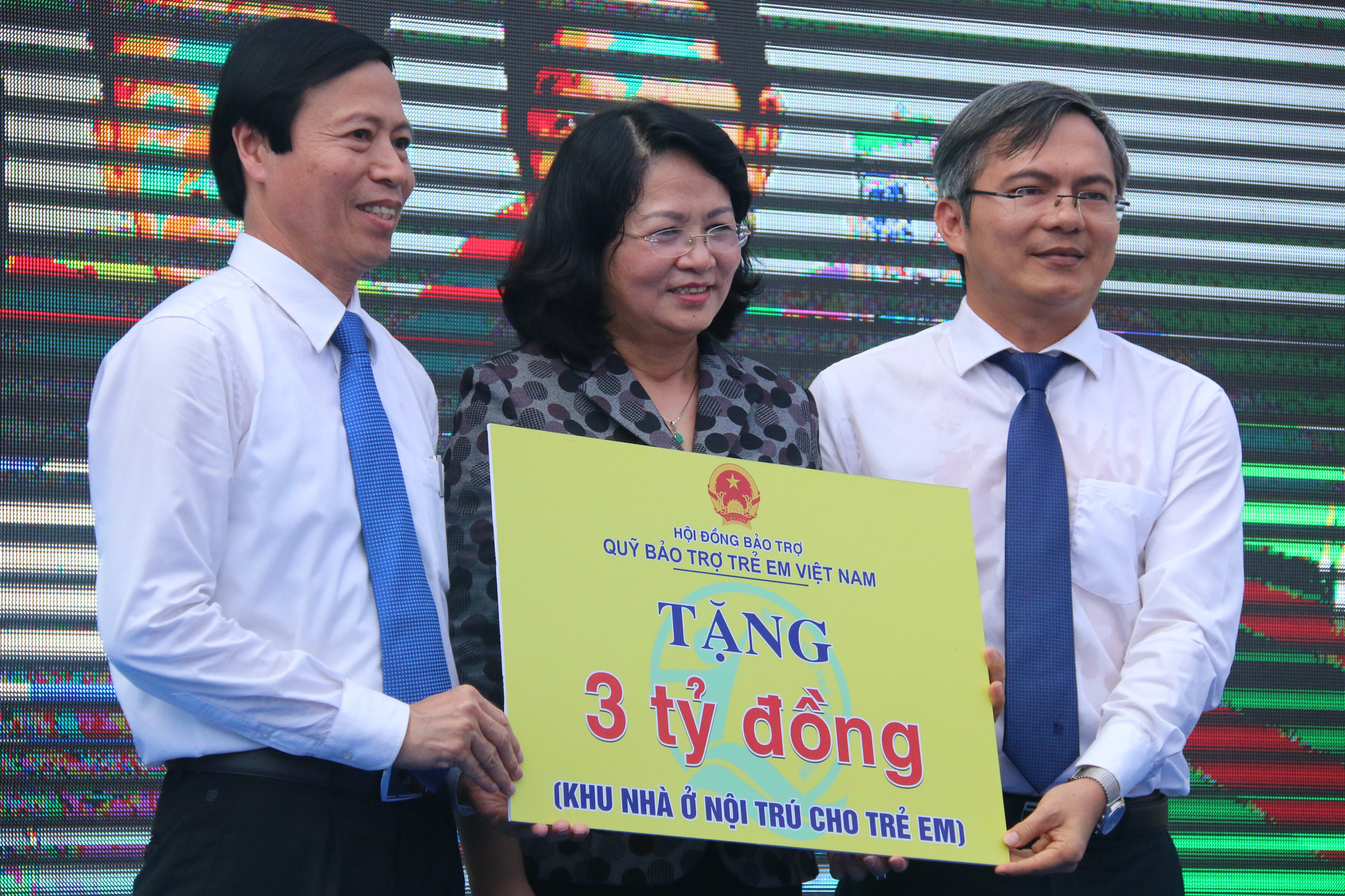 Phó Chủ tịch nước đem niềm vui cho trẻ em Quảng Nam nhân ngày Tết thiếu nhi - Ảnh 2.