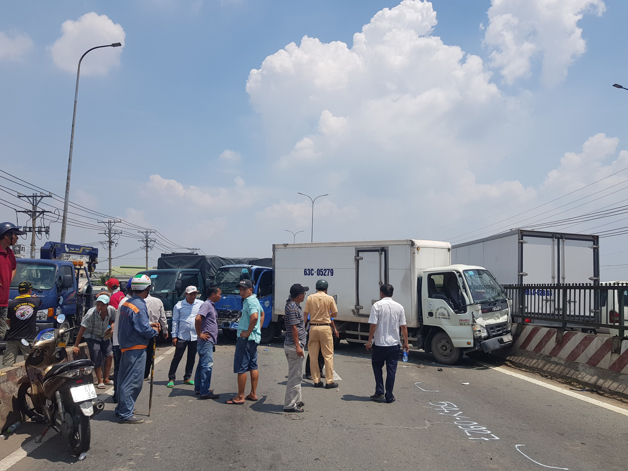 TP HCM: 11 &ocirc;t&ocirc; t&ocirc;ng nhau tr&ecirc;n cầu, giao th&ocirc;ng rối loạn - Ảnh 3.