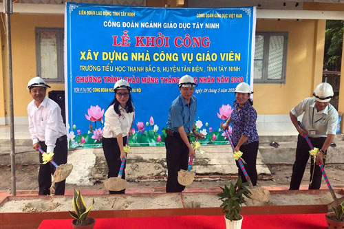 Xây nhà công vụ cho giáo viên
