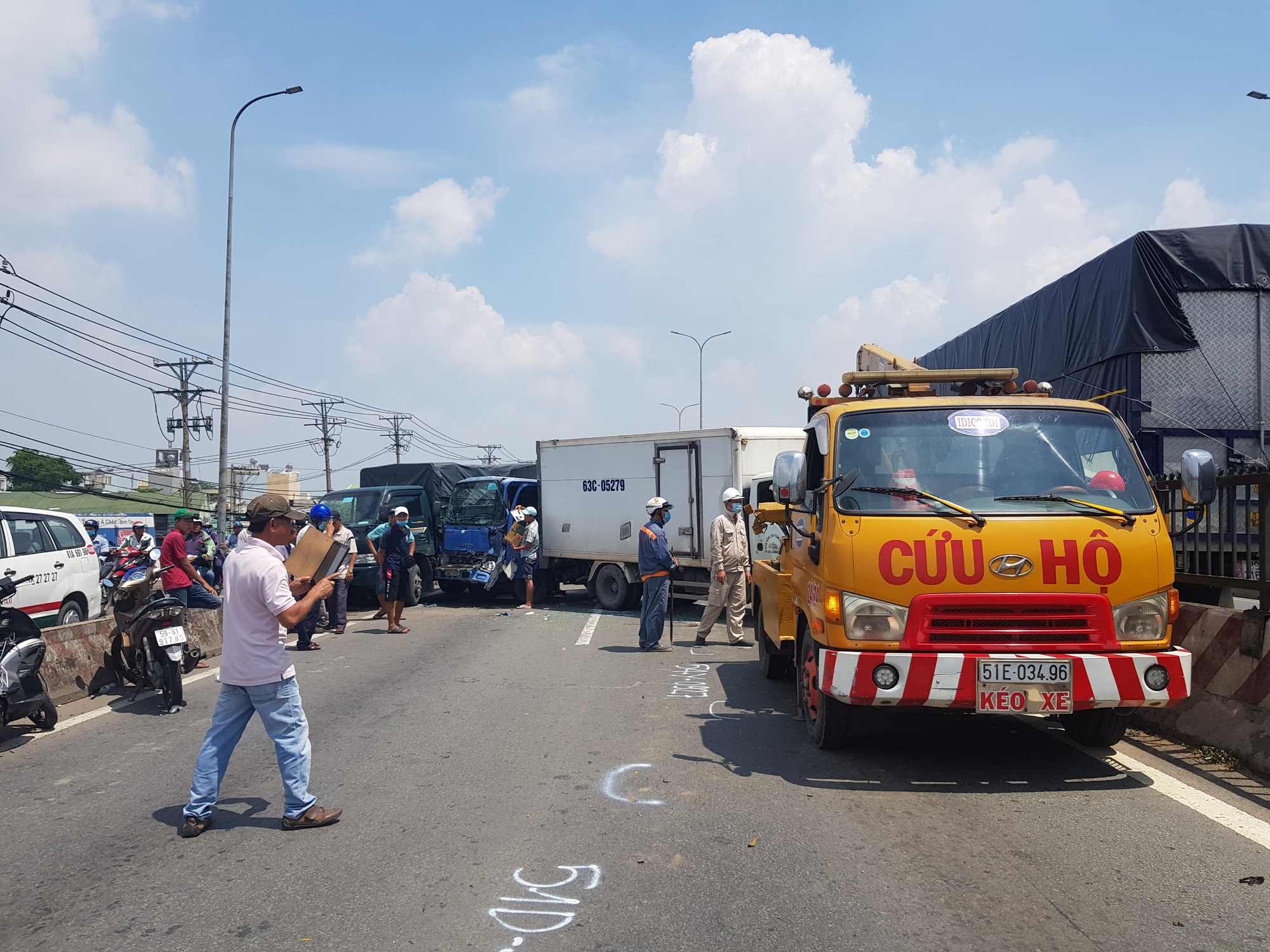 TP HCM: 11 &ocirc;t&ocirc; t&ocirc;ng nhau tr&ecirc;n cầu, giao th&ocirc;ng rối loạn - Ảnh 4.