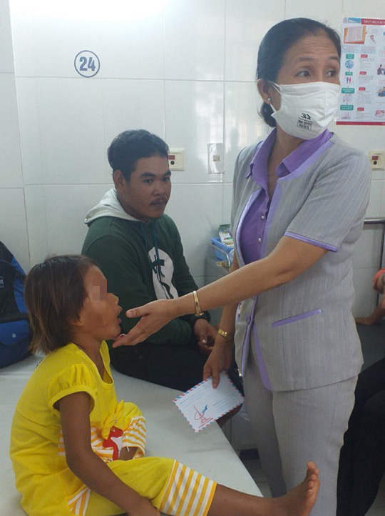 Ho&agrave;n cảnh đ&aacute;ng thương của b&eacute; g&aacute;i bị cha đ&aacute;nh đập, giẫm đạp d&atilde; man - Ảnh 2.