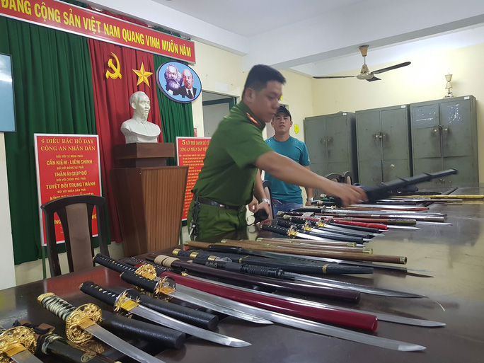 Đang ăn cơm, một con nợ bị giang hồ đưa về đánh đập