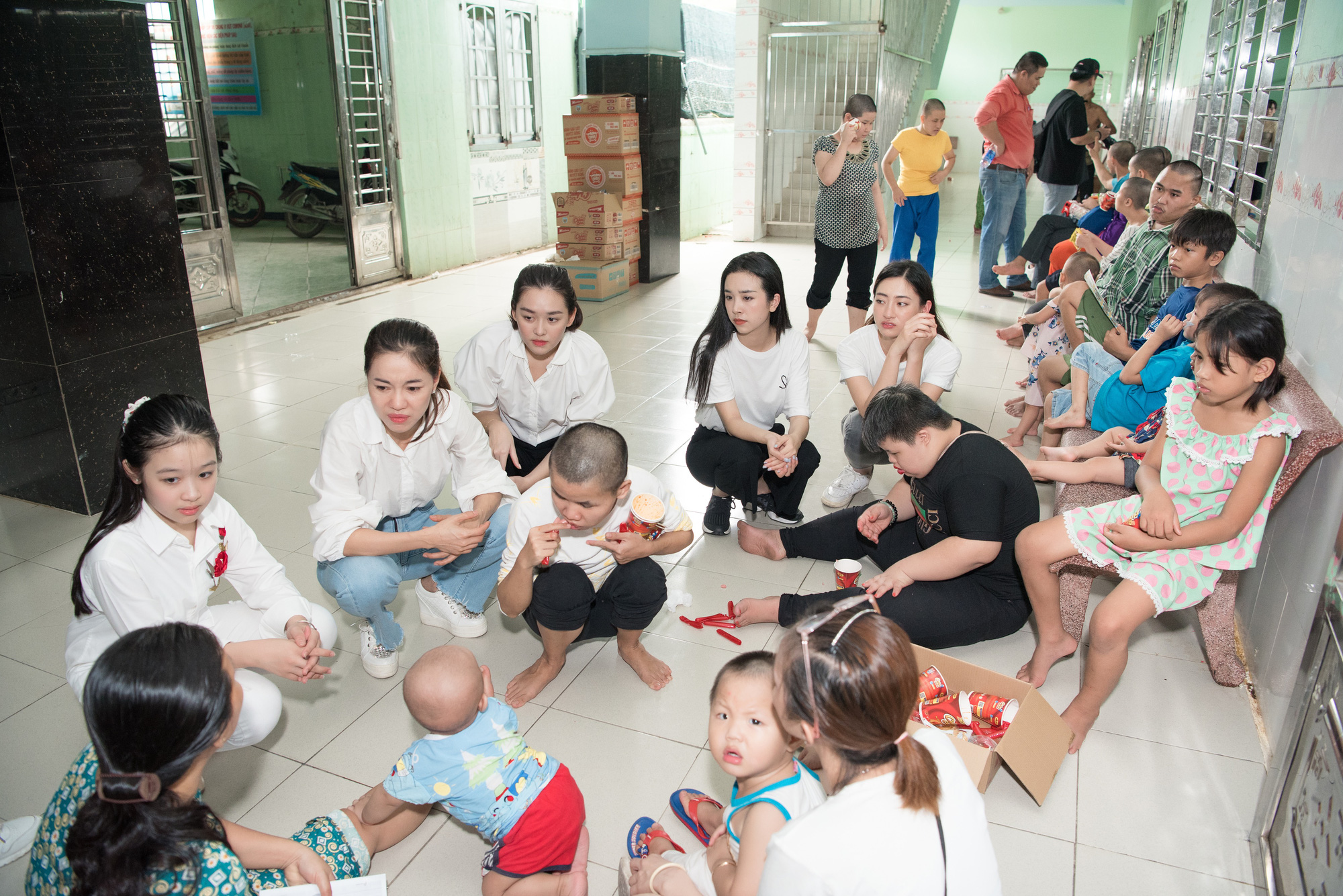 Hoa hậu Tiểu Vy, Lương Th&ugrave;y Linh tặng qu&agrave; trẻ mồ c&ocirc;i nh&acirc;n dịp 1-6 - Ảnh 3.