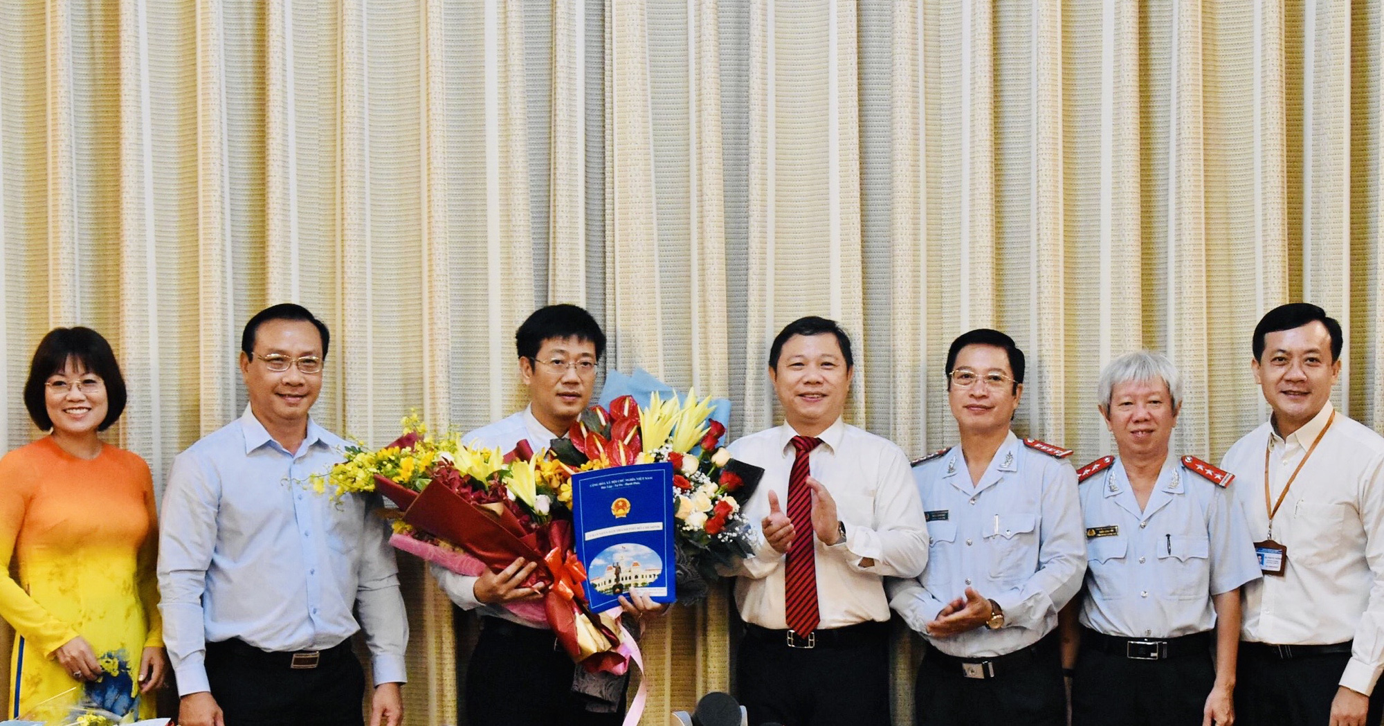 UBND TP HCM trao nhiều quyết định nh&acirc;n sự  - Ảnh 2.