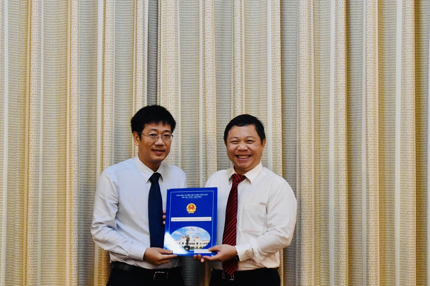 UBND TP HCM trao nhiều quyết định nh&acirc;n sự  - Ảnh 1.