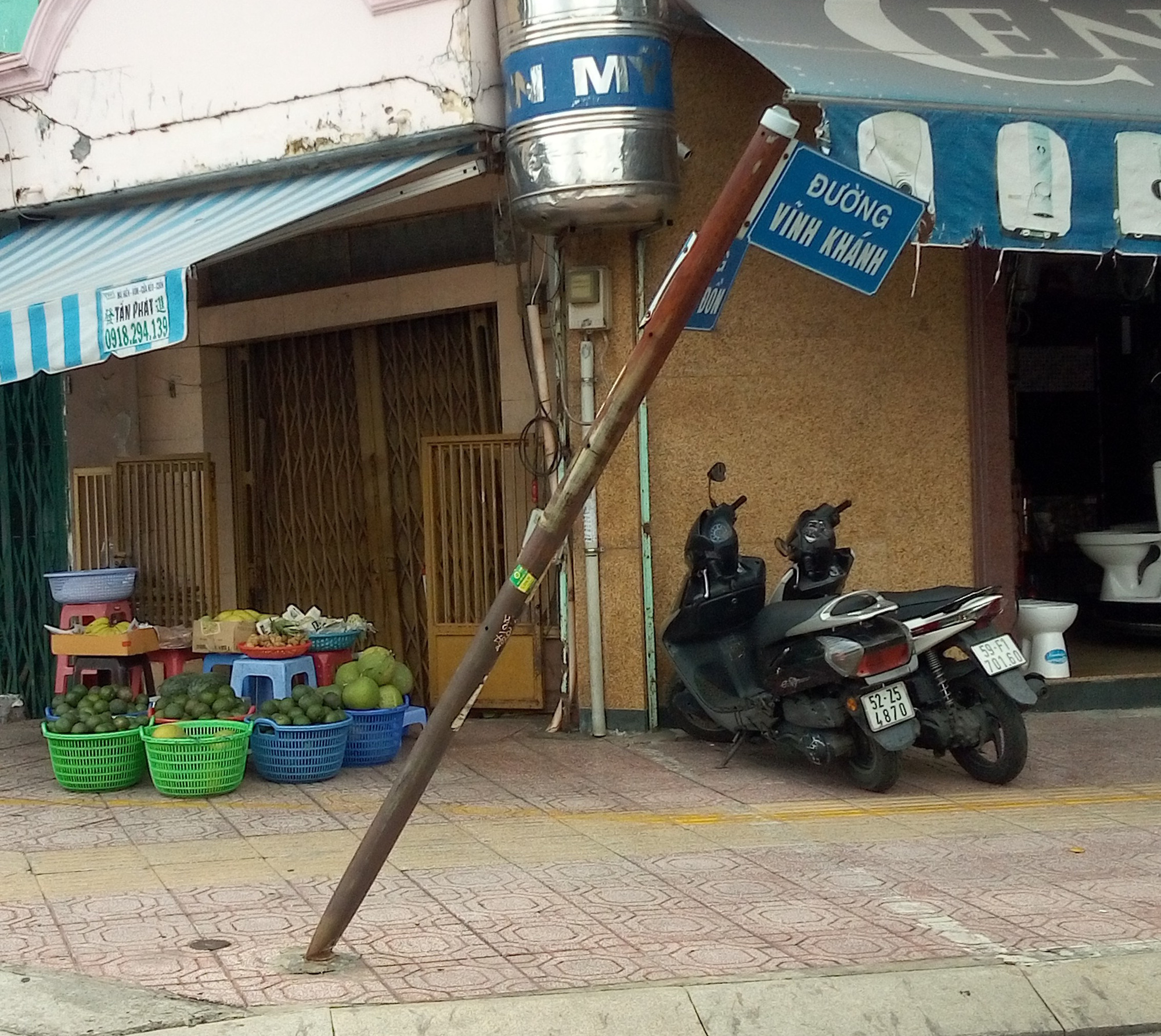 Cột gắn biển tên đường xiêu vẹo