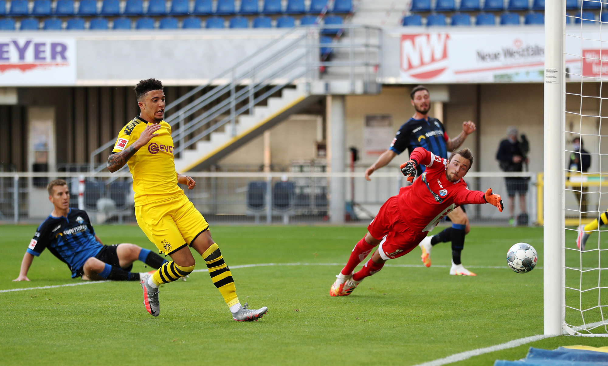 Jadon Sancho: Siêu hat-trick và kỷ lục sao trẻ Dortmund