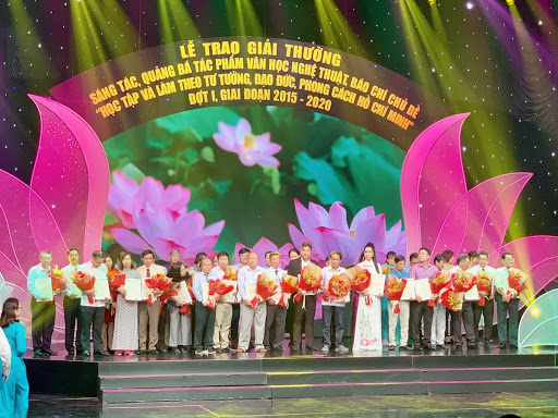 Vận động sáng tác tác phẩm âm nhạc và sân khấu