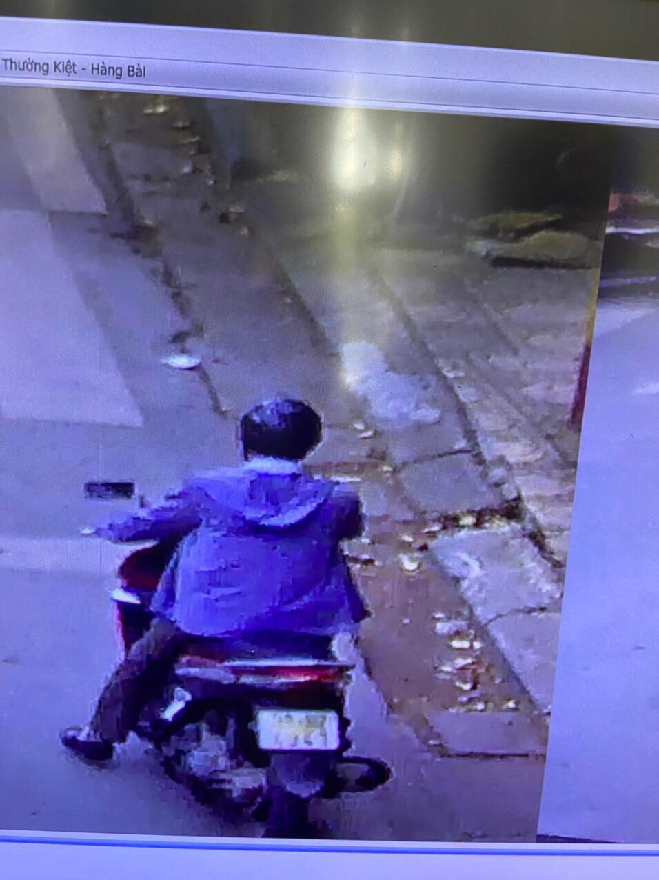 Truy tìm người đàn ông chuyên dụ dỗ các nam sinh tại cổng trường - Ảnh 1.