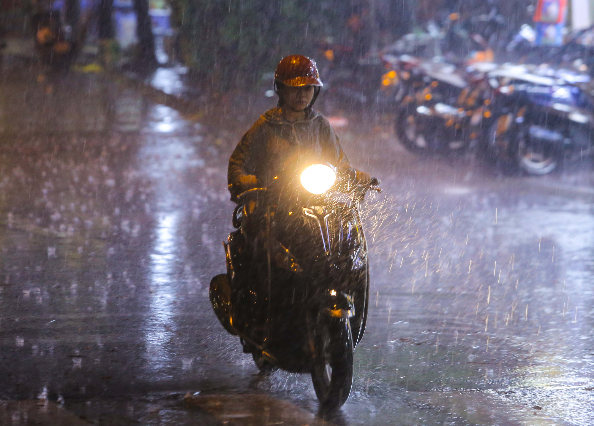 Người Hà Nội bì bõm trong cơn mưa vàng giải nhiệt - Ảnh 3.