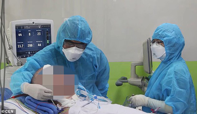 Truyền th&ocirc;ng nước ngo&agrave;i bất ngờ về sự hồi phục kỳ diệu của phi c&ocirc;ng người Anh - Ảnh 1.