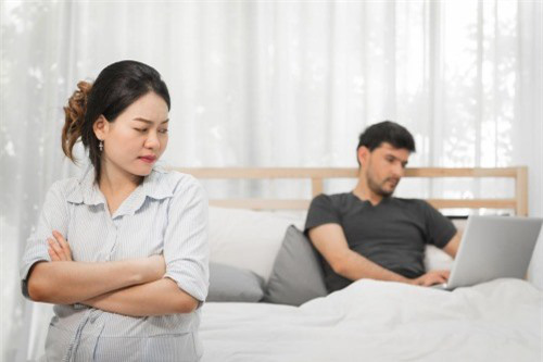 Tôi từng ngoại tình nên luôn ám ảnh bị anh phản bội - Ảnh 1.