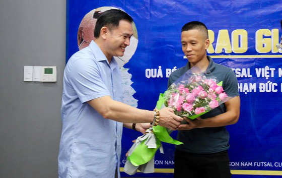 Hết c&aacute;ch ly, Phạm Đức H&ograve;a long trọng nhận danh hiệu Quả b&oacute;ng Đồng 2019 - Ảnh 1.