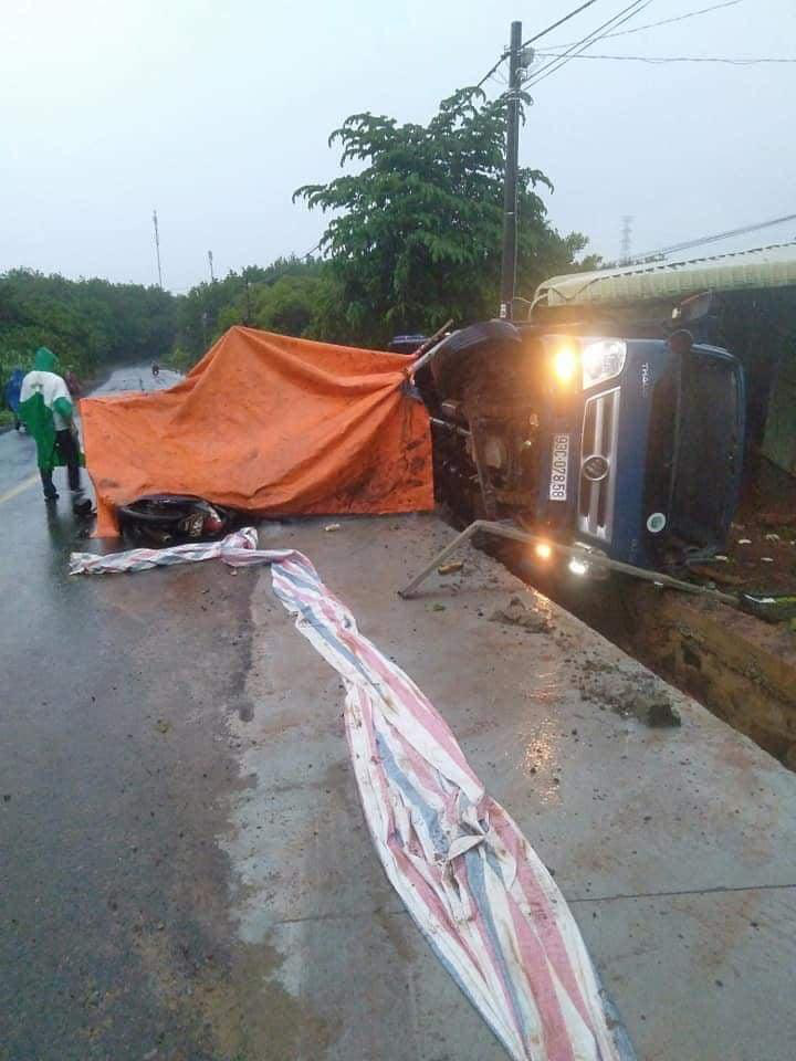 Xe tải tông công nhân đang thi công đường, 1 người chết, 1 người bị thương nặng - Ảnh 1.