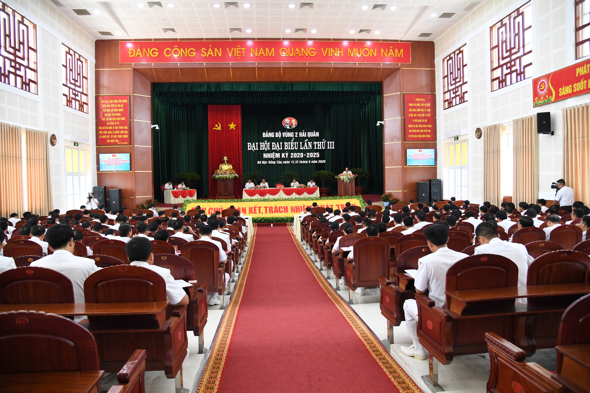 Khai mạc Đại hội đại biểu Đảng bộ V&ugrave;ng 2 Hải qu&acirc;n - Ảnh 3.