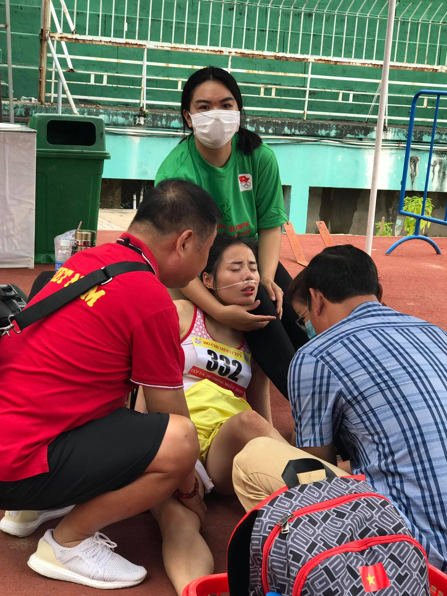 Ch&ugrave;m ảnh: Sốc nắng, nữ ho&agrave;ng kiệt sức ở C&uacute;p điền kinh Tốc độ  - Ảnh 8.