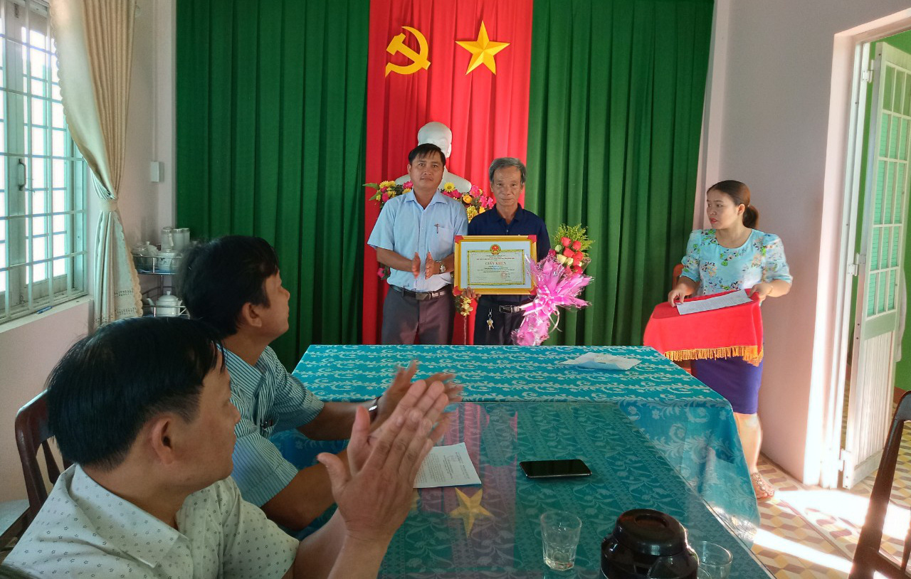 Ông Lực khùng giám sát cao tốc Đà Nẵng - Quảng Ngãi nhận giấy khen - Ảnh 1.
