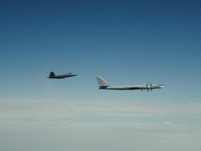 Mỹ điều động tiêm kích F-22 chặn “quái vật ném bom” của Nga gần Alaska - Ảnh 1.