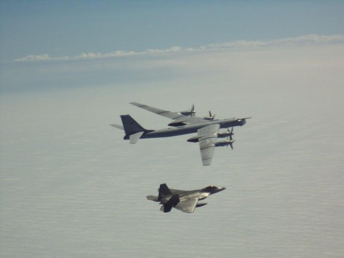 Mỹ điều động tiêm kích F-22 chặn “quái vật ném bom” của Nga gần Alaska
