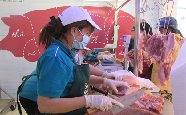Tấp nập nhập khẩu heo thịt Thái Lan