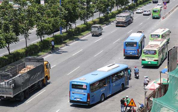 TP HCM tắc b&atilde;i đậu xe - Ảnh 1.