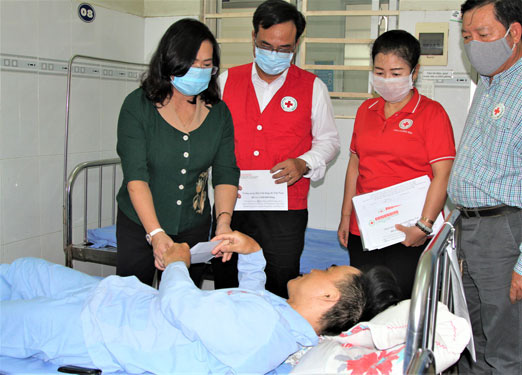Đồng Nai: Tặng quà công nhân bị tai nạn lao động
