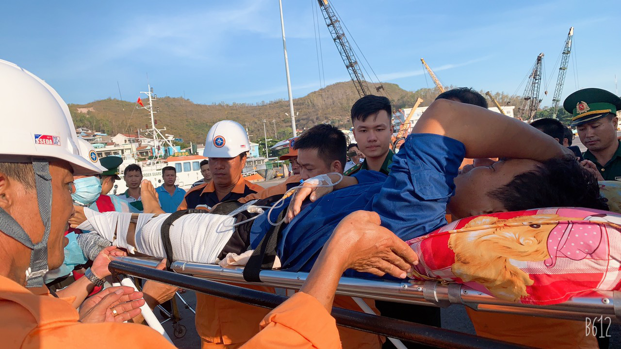 Cứu 1 ngư d&acirc;n Quảng Ng&atilde;i nguy kịch ở ngư trường Trường Sa - Ảnh 3.